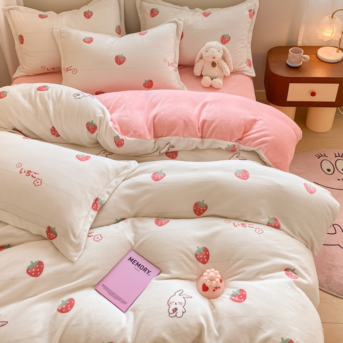 91家纺网 家纺一手货源 找家纺 梦之岛 2024新款高克重小清新印花牛奶绒保暖四件套 草莓兔