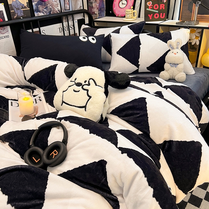 91家纺网 家纺一手货源 找家纺 HL原创 2024新款黑色场景印花牛奶绒四件套 三角空间