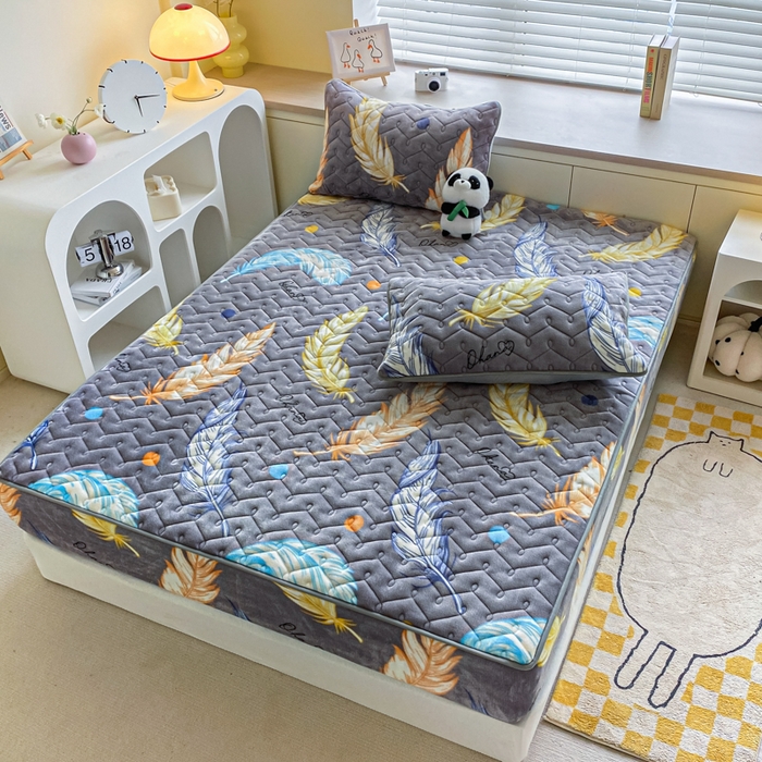 91家纺网 家纺一手货源 找家纺 卡伦家纺 2025新款A类牛奶绒大豆纤维抗菌夹棉床笠 轻羽飞扬