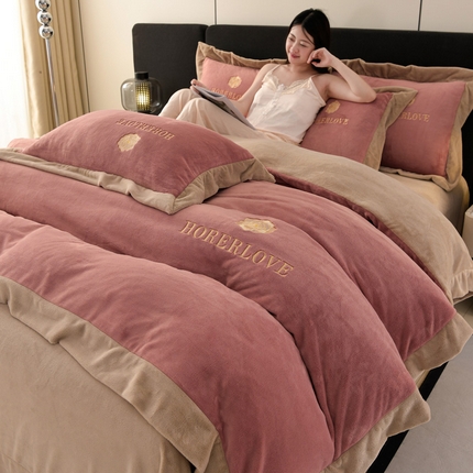 91家纺网 家纺一手货源 找家纺 （总）湘雪家居  2025新款高克重纯色刺绣宽边款牛奶绒四件套