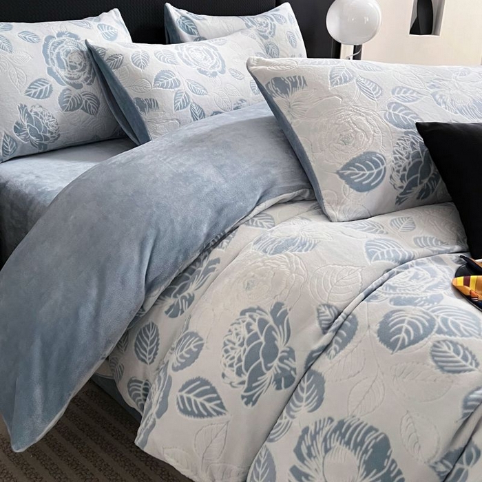 91家纺网 家纺一手货源 找家纺 HL原创 2024新款轻奢风雕花牛奶绒四件套 玫瑰庄园-蓝