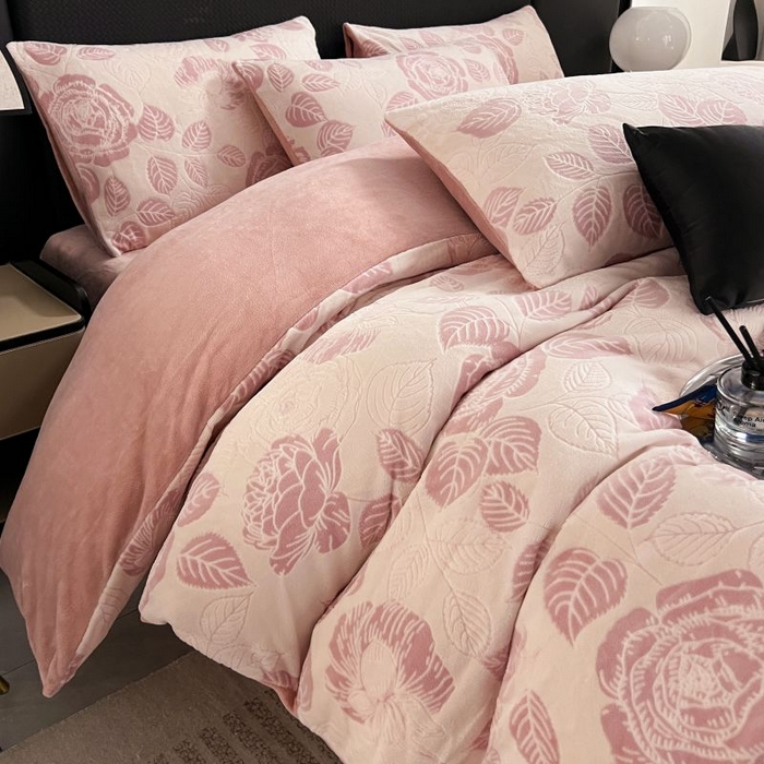 91家纺网 家纺一手货源 找家纺 HL原创 2024新款轻奢风雕花牛奶绒四件套 玫瑰庄园-粉