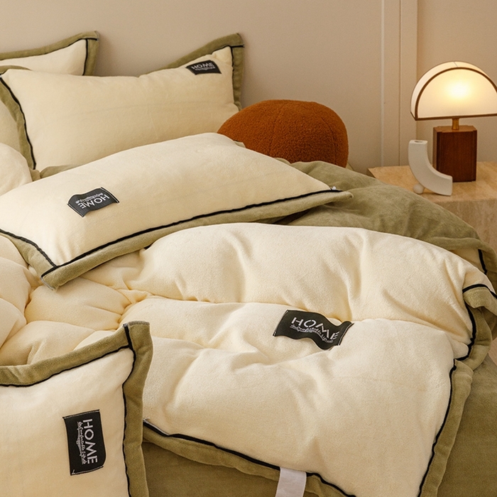 91家纺网 家纺一手货源 找家纺 蜜柚 2024新款纯色简约双拼高克重牛奶绒包边四件套 奶昔白+莫迪绿