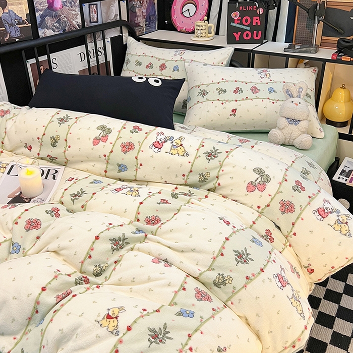 91家纺网 家纺一手货源 找家纺 HL原创 2024新款黑色场景印花牛奶绒四件套 粉黛小兔-绒