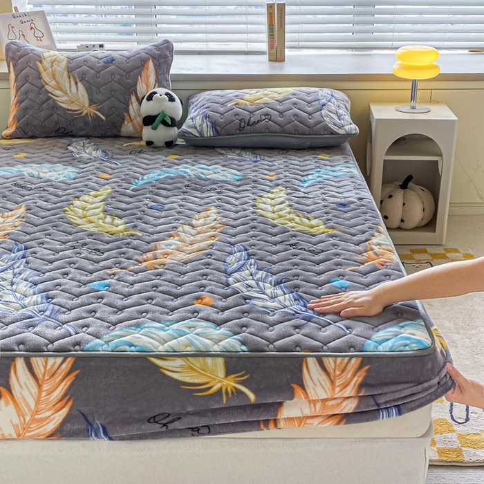 91家纺网 家纺一手货源 找家纺 卡伦家纺 2025新款A类牛奶绒大豆纤维抗菌夹棉床笠 轻羽飞扬