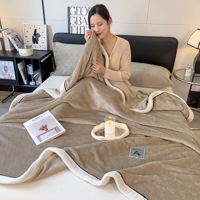 91家纺网 家纺一手货源 找家纺 欧邦 新款简约针织绒毯牛奶绒包边单层毛毯 风铃咖（白边）