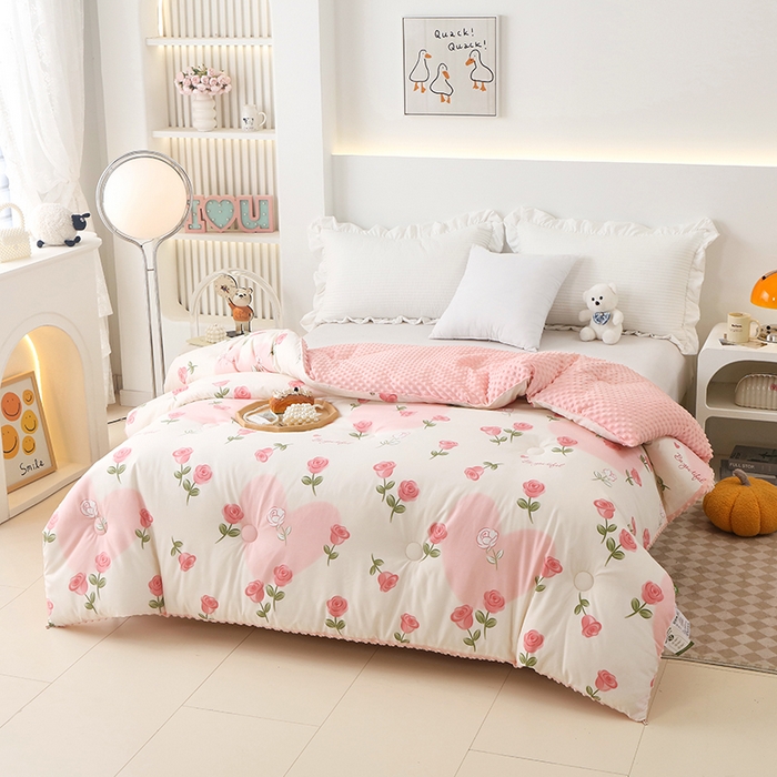 91家纺网 家纺一手货源 找家纺 爱宝被业 2025新款水洗棉双层纱豆豆绒被 玫瑰爱恋