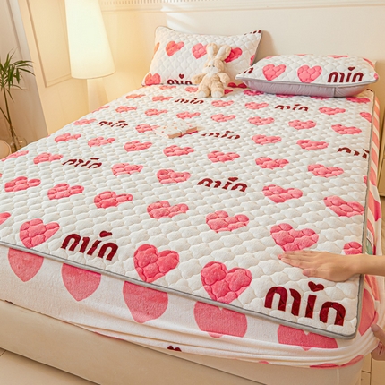 卡伦家纺 2025新款A类牛奶绒大豆纤维抗菌夹棉床笠 甜蜜爱心