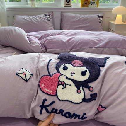 91家纺网 家纺一手货源 找家纺 奈颜 2024正版授权三丽鸥爆款超柔水洗棉纯色毛巾绣四件套学生三件套（含防伪吊牌）-摄影图 库洛米-浅紫+深紫