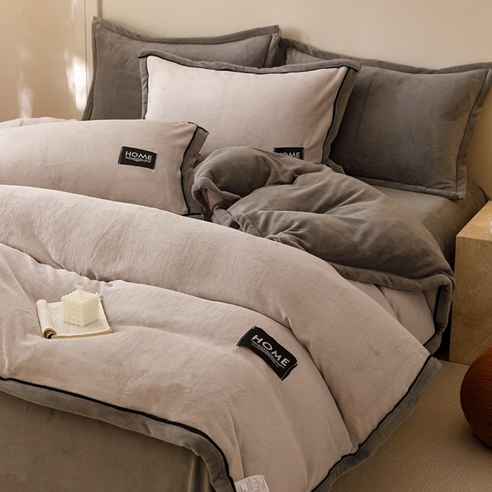 91家纺网 家纺一手货源 找家纺 蜜柚 2024新款纯色简约双拼高克重牛奶绒包边四件套 银灰+高级灰