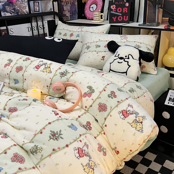 91家纺网 家纺一手货源 找家纺 HL原创 2024新款黑色场景印花牛奶绒四件套 粉黛小兔-绒