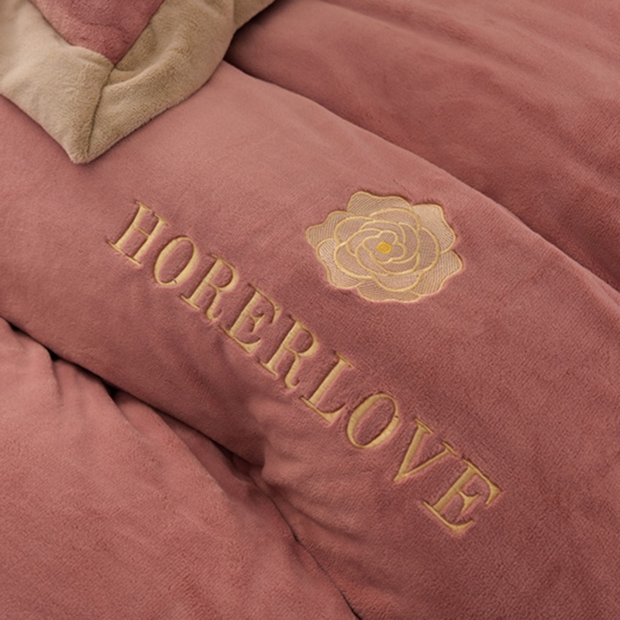 91家纺网 家纺一手货源 找家纺 湘雪家居  2025新款高克重纯色刺绣宽边款牛奶绒四件套 花韵-豆沙