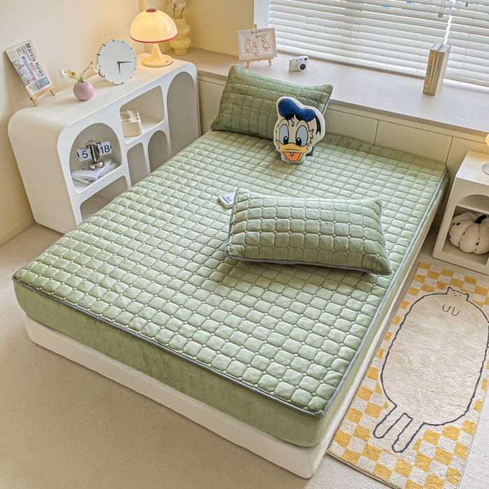 91家纺网 家纺一手货源 找家纺 卡伦家纺 2025新款A类牛奶绒大豆纤维抗菌夹棉床笠 抹茶绿