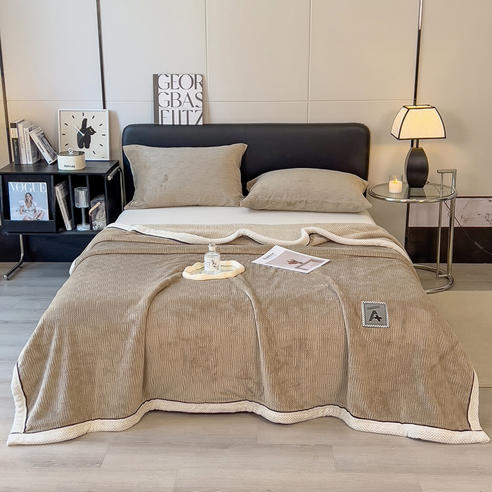 91家纺网 家纺一手货源 找家纺 欧邦 新款简约针织绒毯牛奶绒包边单层毛毯 风铃咖（白边）