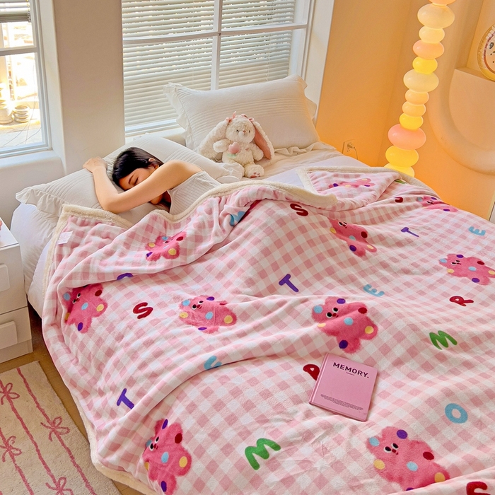 91家纺网 家纺一手货源 找家纺 鑫喜莱家纺 2024新款牛奶绒羊羔绒盖毯毛毯毯子午睡毯 粉格小怪兽