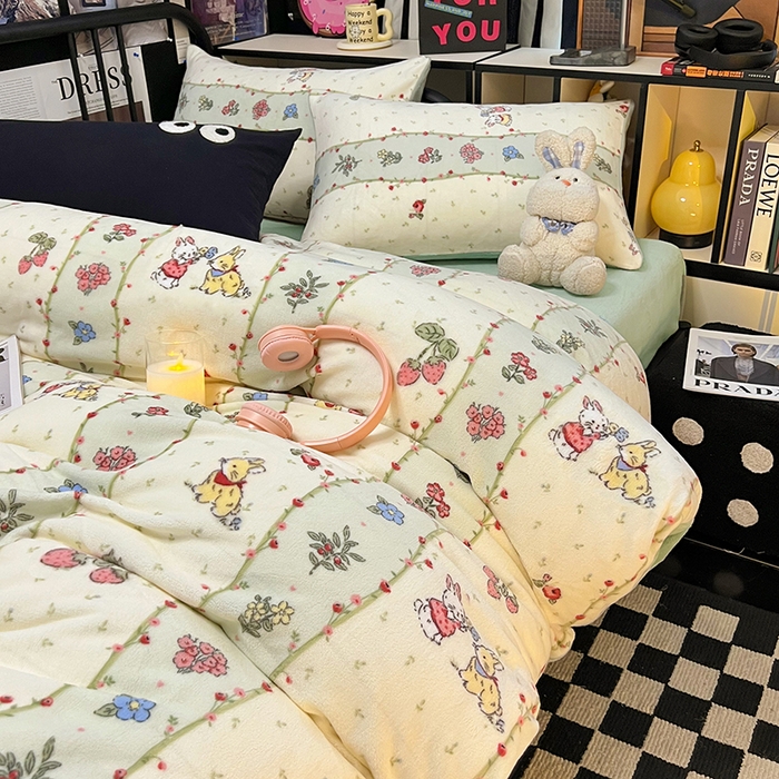 91家纺网 家纺一手货源 找家纺 HL原创 2024新款黑色场景印花牛奶绒四件套 粉黛小兔-绒