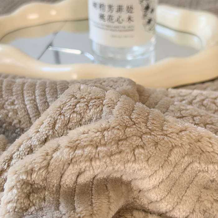 91家纺网 家纺一手货源 找家纺 欧邦 新款简约针织绒毯牛奶绒包边单层毛毯 风铃咖（白边）