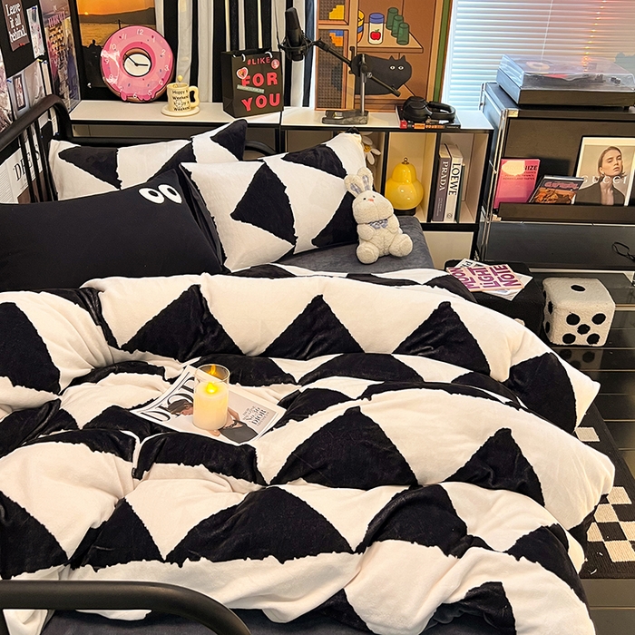 91家纺网 家纺一手货源 找家纺 HL原创 2024新款黑色场景印花牛奶绒四件套 三角空间