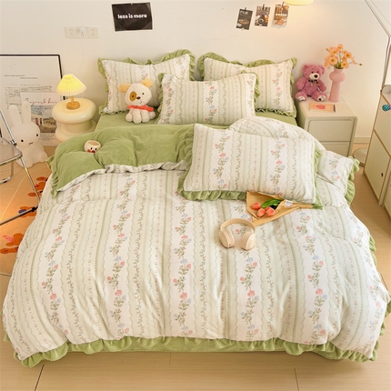 91家纺网 家纺一手货源 找家纺 （总）麦朵 2024高克重牛奶绒花边款四件套雪花绒金貂绒套件宝宝绒雕花绒被套
