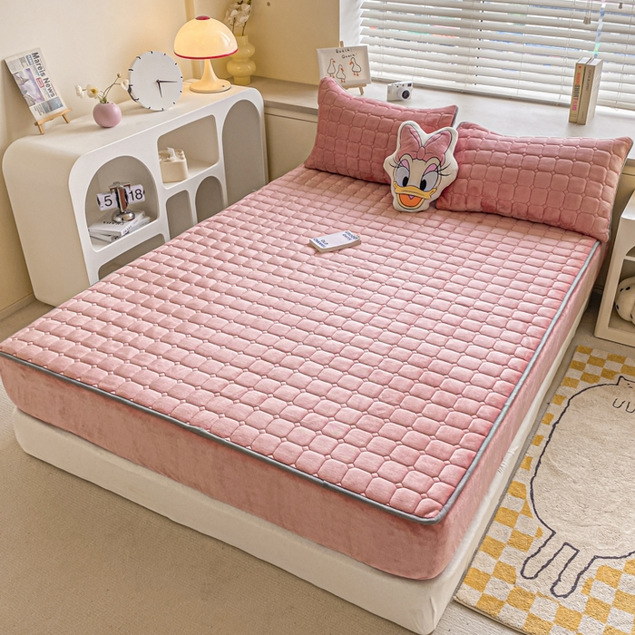 91家纺网 家纺一手货源 找家纺 卡伦家纺 2025新款A类牛奶绒大豆纤维抗菌夹棉床笠 红豆沙