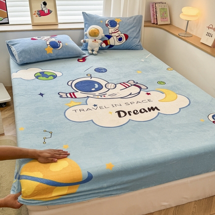 91家纺网 家纺一手货源 找家纺 孩子王 2024新款太空人卡通床笠单件床罩冬季加厚牛奶绒床垫保护罩全包床单套 宇航员