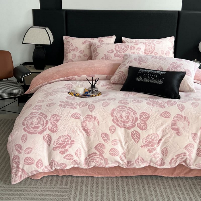 91家纺网 家纺一手货源 找家纺 HL原创 2024新款轻奢风雕花牛奶绒四件套 玫瑰庄园-粉