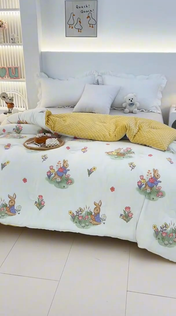 91家纺网 家纺一手货源 找家纺 爱宝被业 2025新款水洗棉双层纱豆豆绒被 彼得兔