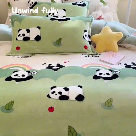 91家纺网 家纺一手货源 找家纺 名兮家居 2024新款卡通时尚风高克重牛奶绒四件套 彩虹熊猫-果绿