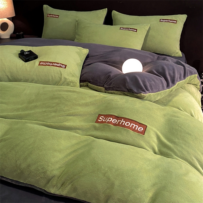 91家纺网 家纺一手货源 找家纺 笙意家纺 2025新款牛奶绒刺绣四件套-杰尼娅系列绒 杰尼亚-月牙绿+绅士灰