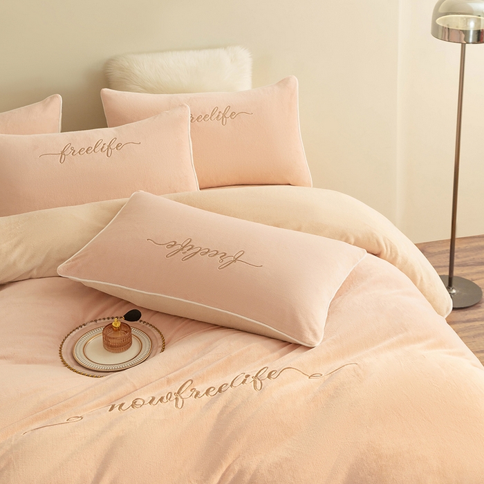 91家纺网 家纺一手货源 找家纺 千朵森 2024新款奢美牛奶绒刺绣四件套 香糯粉