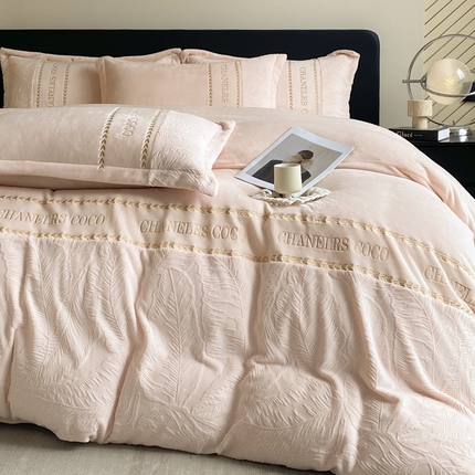 91家纺网 家纺一手货源 找家纺 （总）宇航家纺 2025新款轻奢风芭蕉叶牛奶绒绣花四件套（提供买家秀）