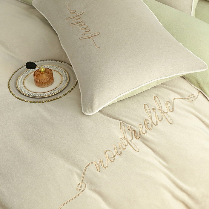 91家纺网 家纺一手货源 找家纺 千朵森 2024新款奢美牛奶绒刺绣四件套 浅奈灰配秧绿