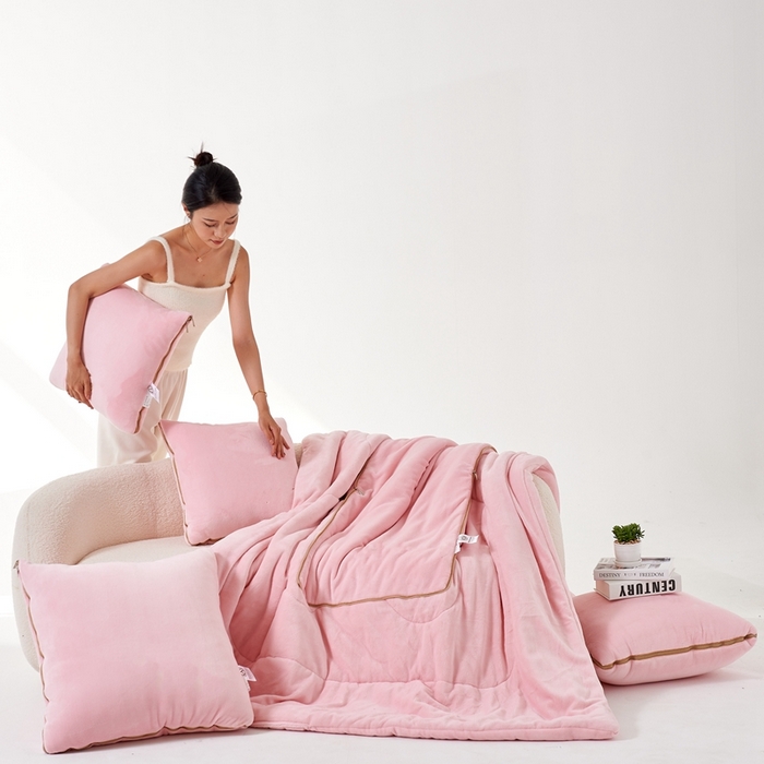 91家纺网 家纺一手货源 找家纺 照世家纺 2024新款牛奶绒纯色抱枕被（控价68/89/129/169/219） 浅粉