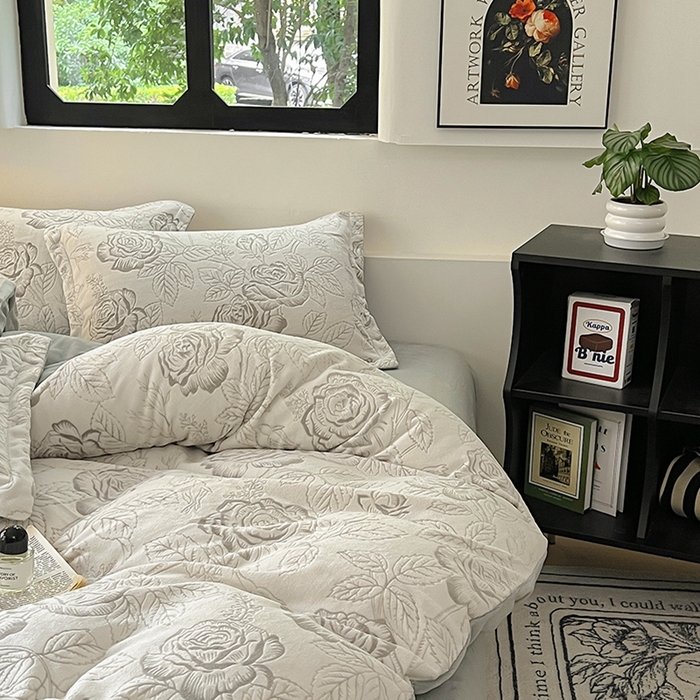 91家纺网 家纺一手货源 找家纺 新印象 2025新款高克重牛奶绒烂花四件套雕花绒四件套浪漫玫瑰