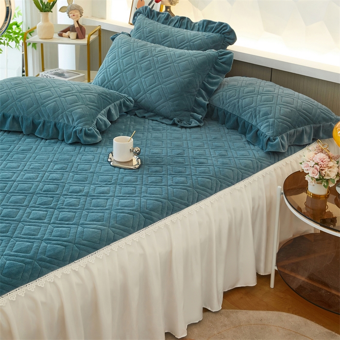 91家纺网 家纺一手货源 找家纺 缦彩 2024新款高克重牛奶绒夹棉床笠式床裙三件套 艾格雾蓝