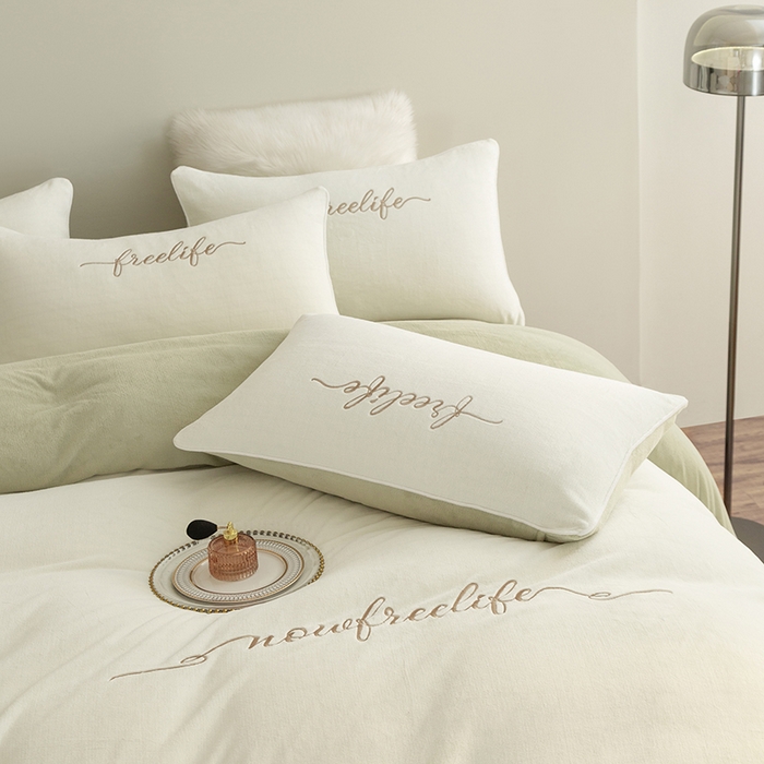 91家纺网 家纺一手货源 找家纺 千朵森 2024新款奢美牛奶绒刺绣四件套 瑞雪白配秧绿