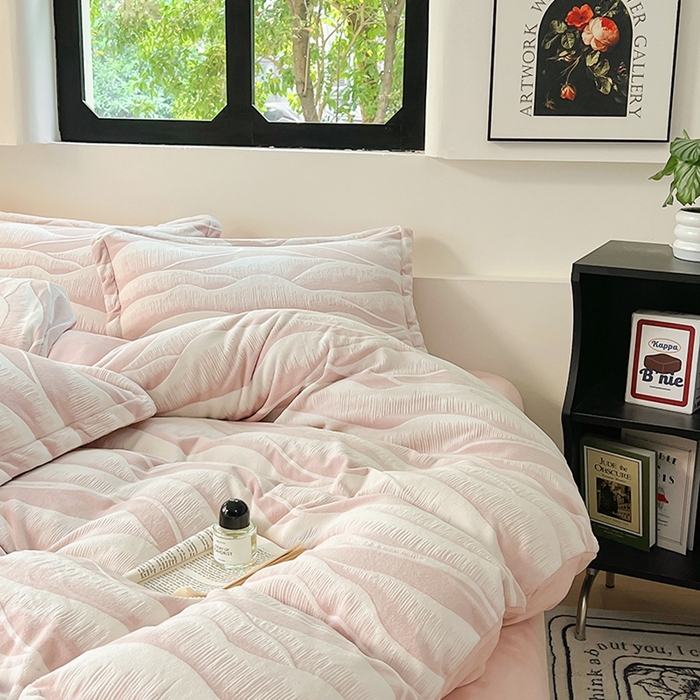 91家纺网 家纺一手货源 找家纺 新印象 2025新款高克重牛奶绒烂花四件套雕花绒四件套流光-粉