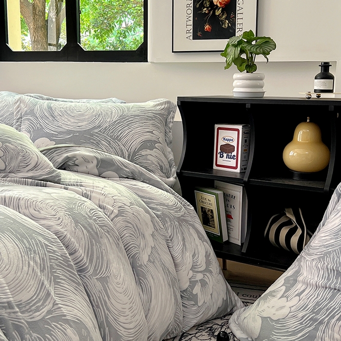 91家纺网 家纺一手货源 找家纺 新印象 2025新款高克重牛奶绒烂花四件套雕花绒四件套浪花-灰