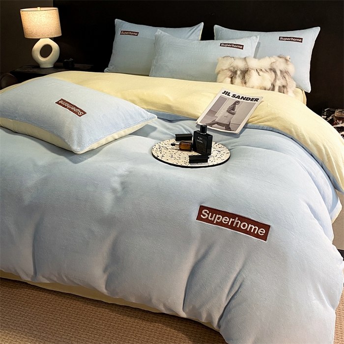 91家纺网 家纺一手货源 找家纺 笙意家纺 2025新款牛奶绒刺绣四件套-杰尼娅系列绒 杰尼亚-婴儿蓝+奶黄