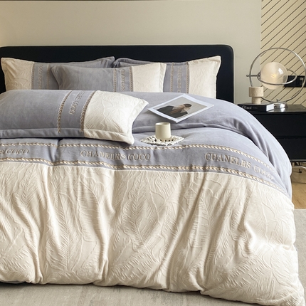 91家纺网 家纺一手货源 找家纺 宇航家纺 2025新款轻奢风芭蕉叶牛奶绒绣花四件套（提供买家秀） 绒芭蕉叶烟灰