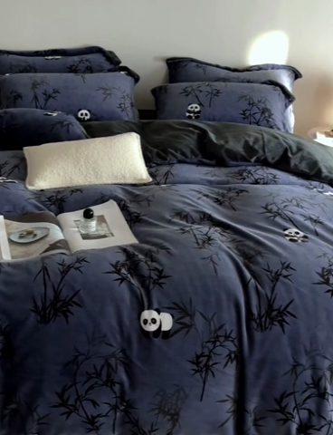 91家纺网 家纺一手货源 找家纺 千朵森 2024新款网红印花熊猫牛奶绒四件套 风格一 卡诺