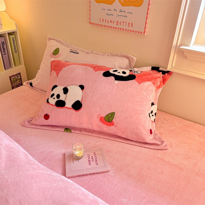 91家纺网 家纺一手货源 找家纺 名兮家居 2024新款卡通时尚风高克重牛奶绒四件套 彩虹熊猫-粉