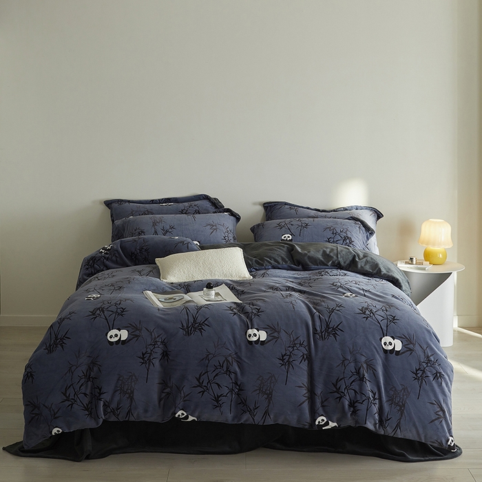 91家纺网 家纺一手货源 找家纺 千朵森 2024新款网红印花熊猫牛奶绒四件套 风格一 卡诺