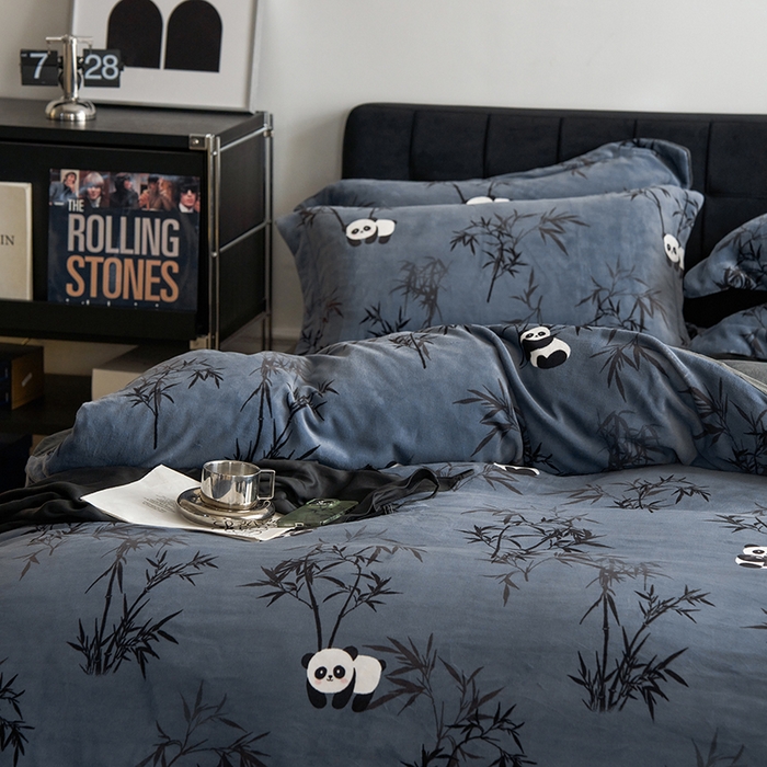 91家纺网 家纺一手货源 找家纺 千朵森 2024新款网红印花熊猫牛奶绒四件套  风格二 卡诺