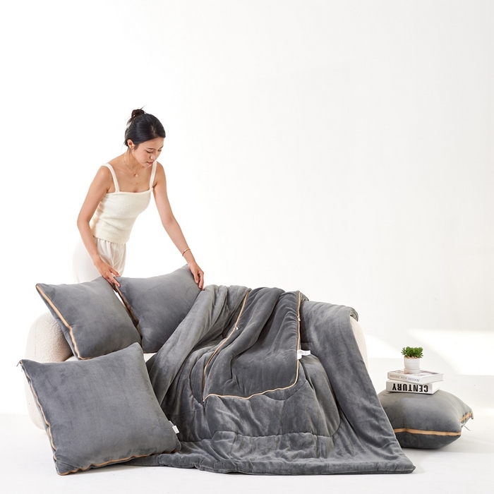 91家纺网 家纺一手货源 找家纺 照世家纺 2024新款牛奶绒纯色抱枕被（控价68/89/129/169/219） 深灰