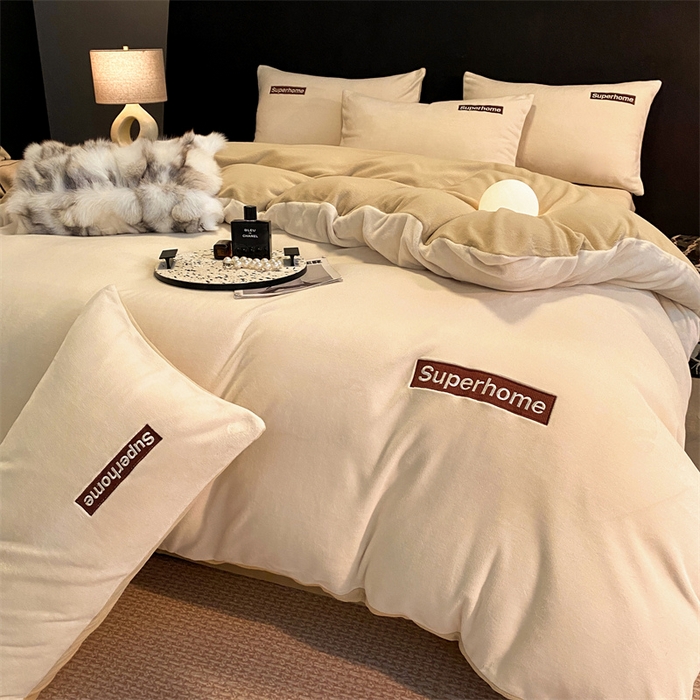 91家纺网 家纺一手货源 找家纺 笙意家纺 2025新款牛奶绒刺绣四件套-杰尼娅系列绒 杰尼亚-奶昔白+奶茶