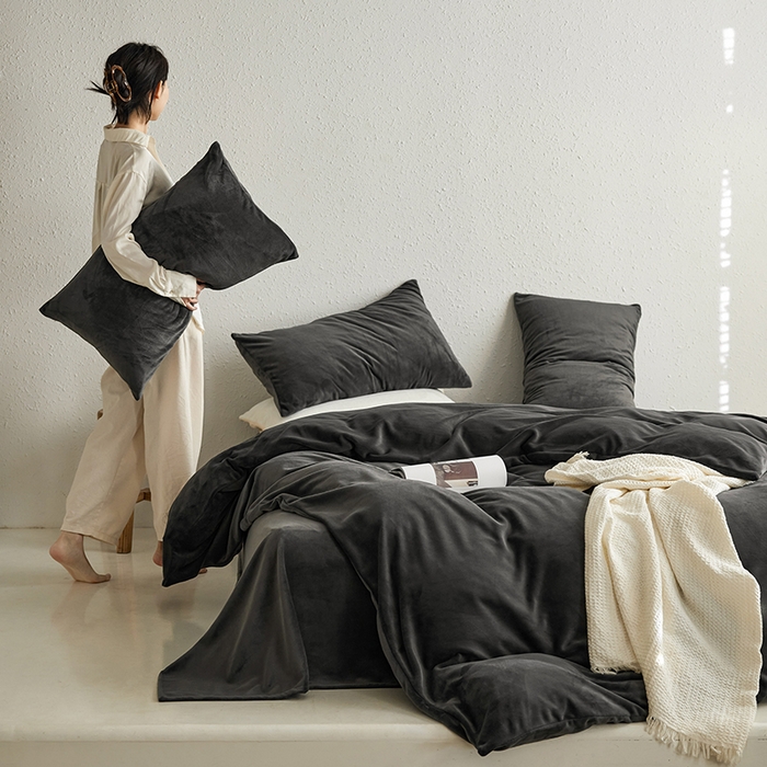 91家纺网 家纺一手货源 找家纺 千朵森 2024新款高克重纯色牛奶绒四件套 墨灰