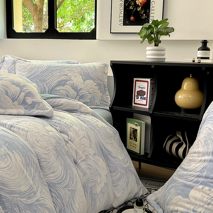 91家纺网 家纺一手货源 找家纺 新印象 2025新款高克重牛奶绒烂花四件套雕花绒四件套浪花-浅兰