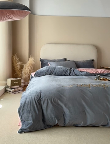 91家纺网 家纺一手货源 找家纺 千朵森 2024新款高端锦丝绒四件套-杰西卡 风格二 杰西卡-烟灰水粉