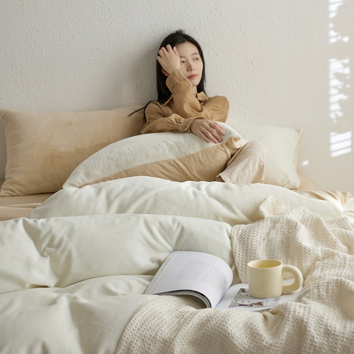 91家纺网 家纺一手货源 找家纺 千朵森 2024新款高克重纯色牛奶绒四件套 茶花白配郁金香